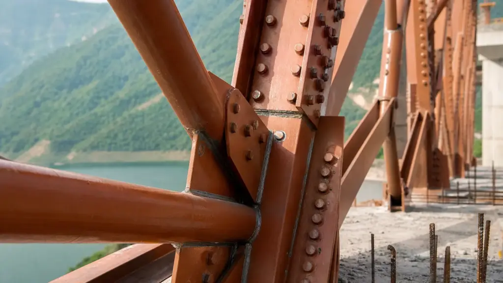 autovía granada-motril: detalle de una celosía metálica de viaducto en construcción con un embalse al fondo