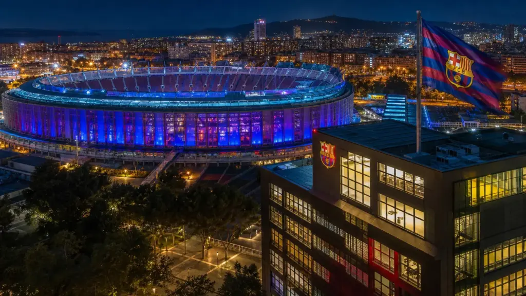 campaña gran repte: estadio de fútbol iluminado de noche en azul y grana en Barcelona