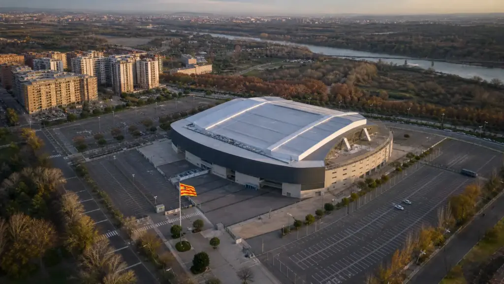 cai balonmano aragón: vista aérea de un pabellón deportivo en Zaragoza con una bandera de Aragón en la entrada