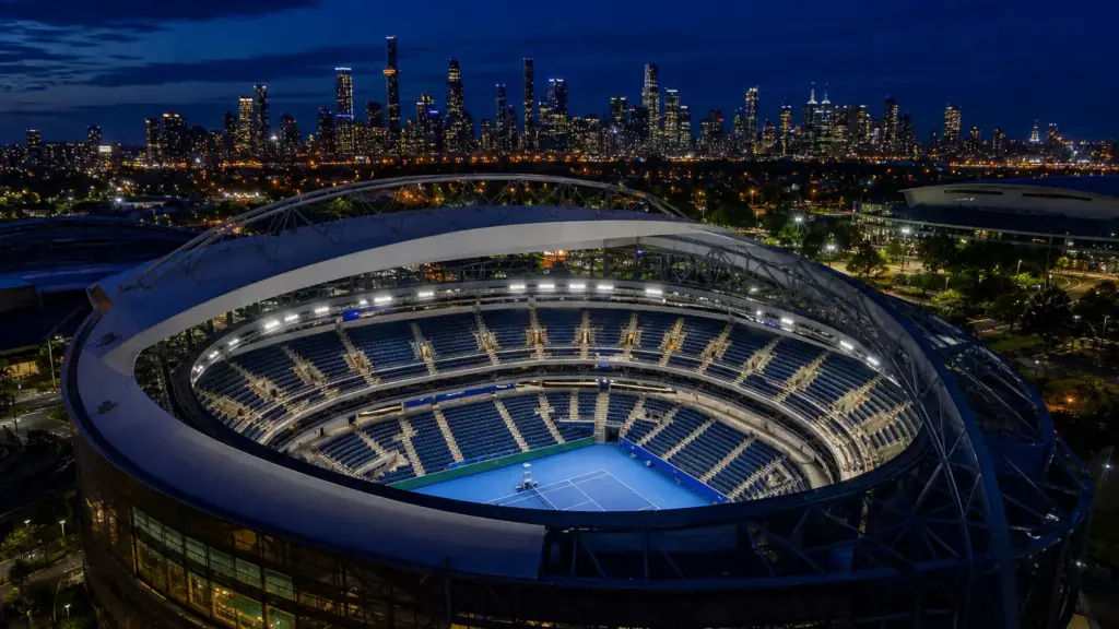 safin y hewitt: estadio de tenis con techo retráctil iluminado de noche frente a las luces de la ciudad