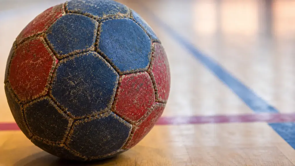 portland san antonio: balón de balonmano de cuero sobre el parqué de una pista con líneas azulgranas