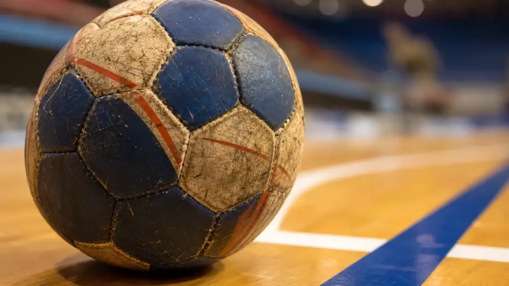 barcelona cifec en torrevieja: primer plano de un balón de balonmano sobre el parqué de una pista cubierta