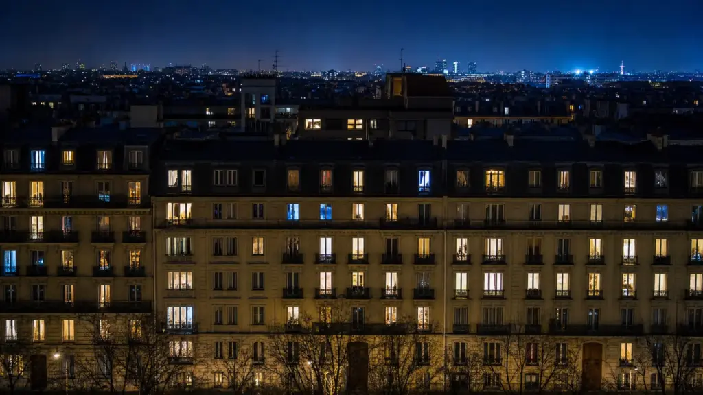 mediascope europe: ventanas iluminadas por la luz de pantallas en un edificio de una ciudad europea de noche