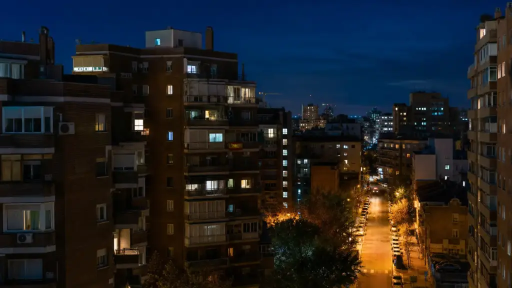 aborto en españa: edificios de viviendas de Madrid con ventanas iluminadas de noche