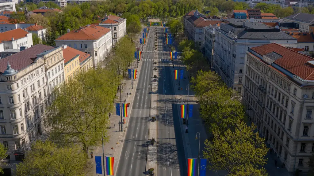 homofobia en europa: vista aérea de una avenida europea con banderas arcoíris y de la Unión Europea