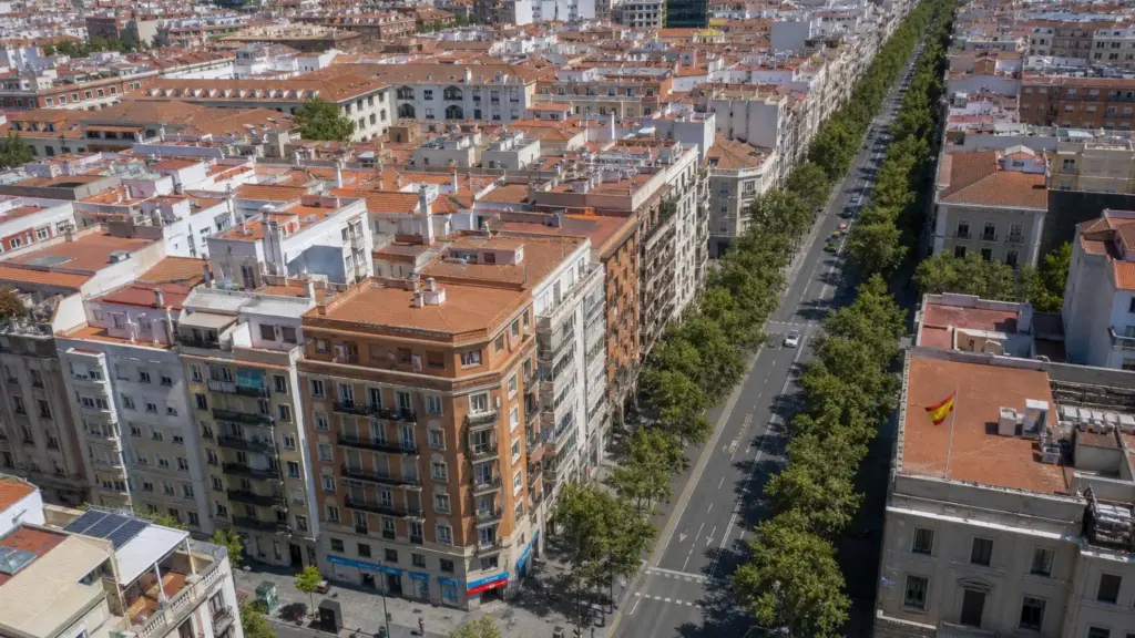 comisiones bancarias en españa: vista aérea de un barrio urbano con sucursales bancarias en una avenida