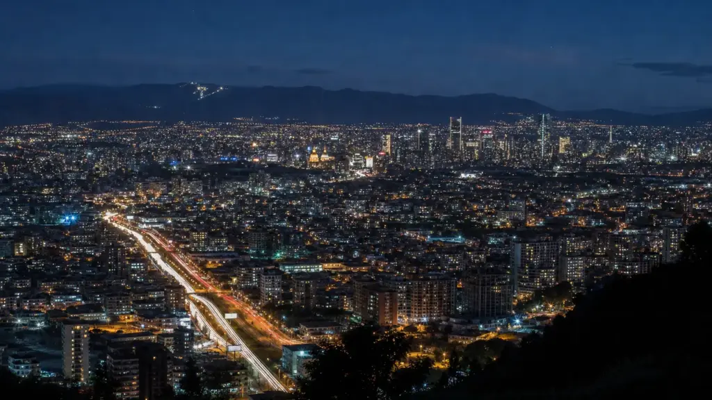 violencia armada y desarrollo: vista nocturna de una gran ciudad latinoamericana con calles y ventanas iluminadas