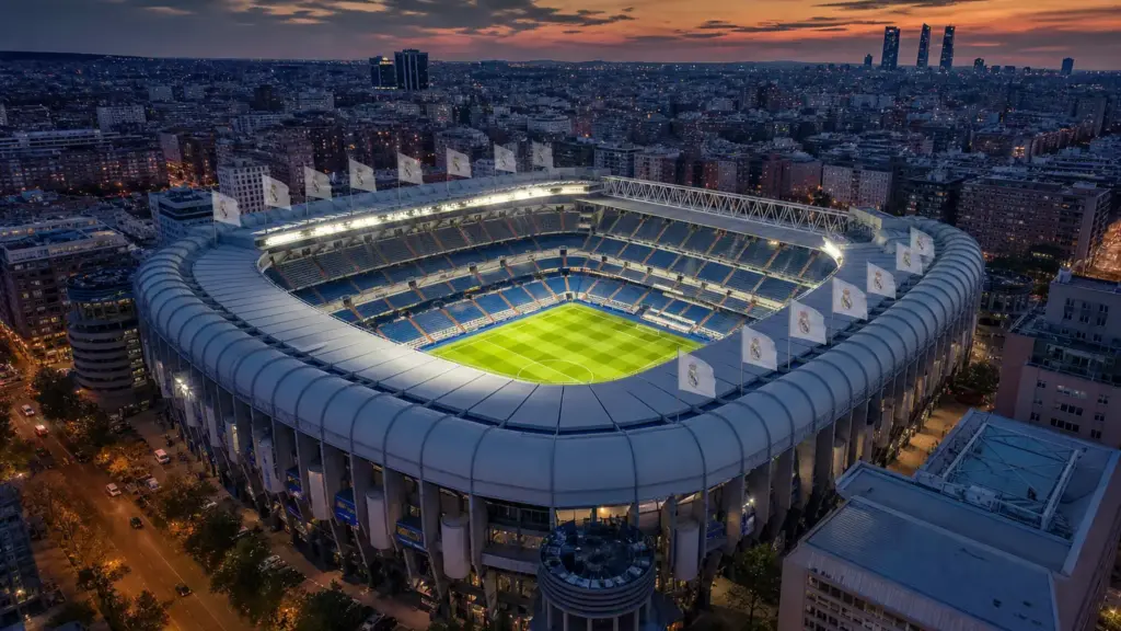 sergio ramos ante el espanyol: vista aérea de un estadio de fútbol iluminado en Madrid al atardecer