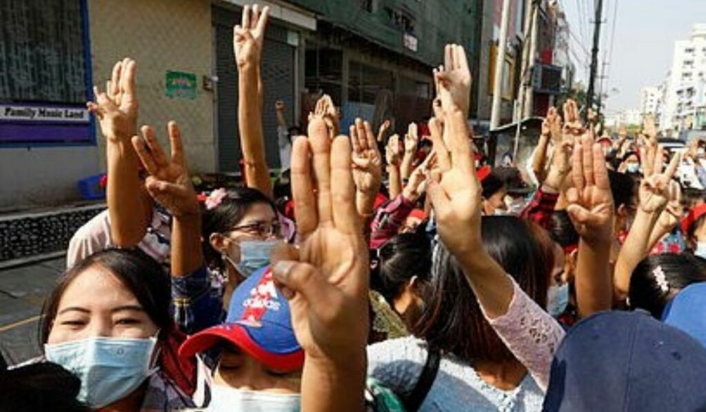 Golpe Militar en Birmania genera protestas y cortan el Internet