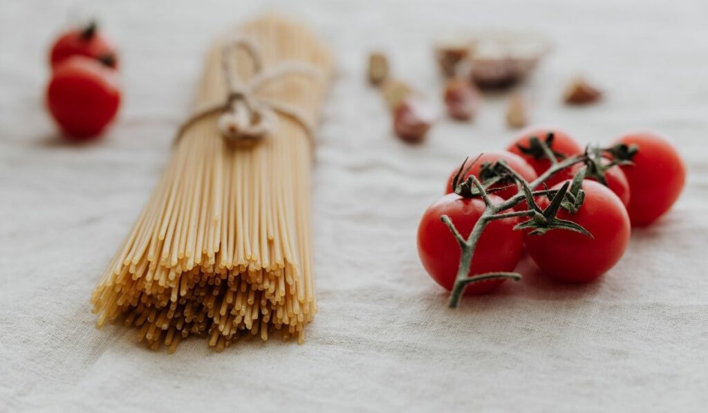 Pasta italiana En leche de coco y verduras al estilo asiático