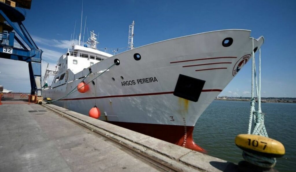 Uruguay: Barco británico aislado por contagios de COVID-19