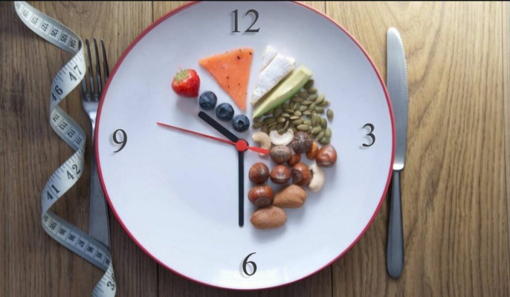 De qué se trata el ayuno intermitente y la alimentacion restringida