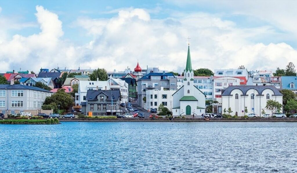 Islandia: Se abrazan y se besan al declararse libres del Covid-19