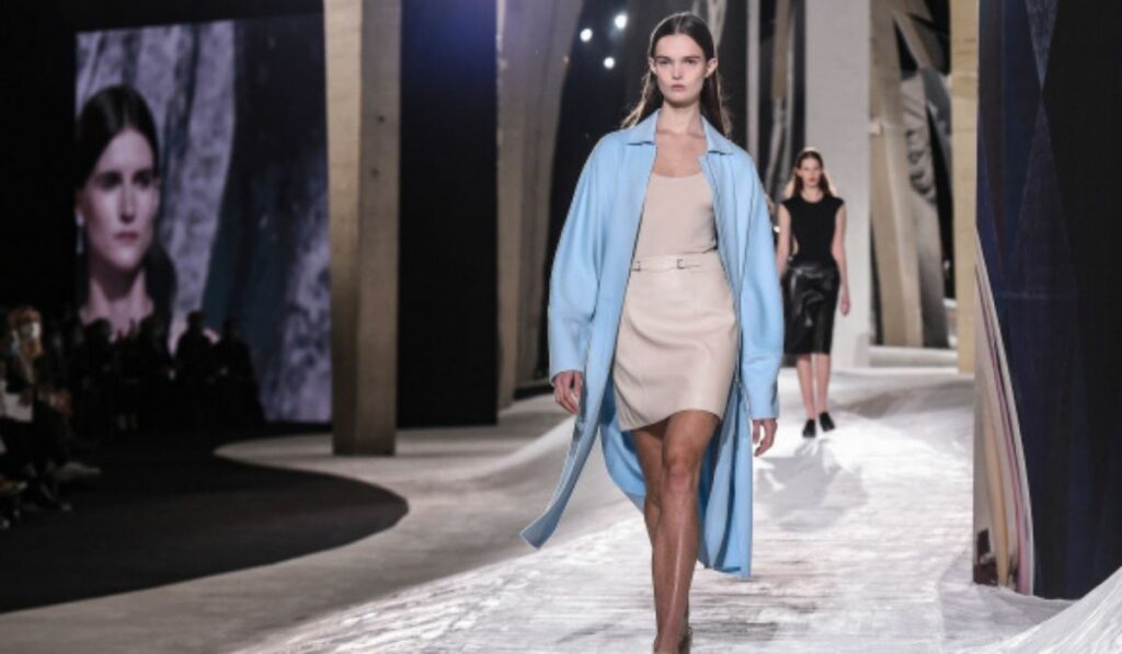 La pasarela parisina se vuelve todo un espectáculo durante el coronavirus