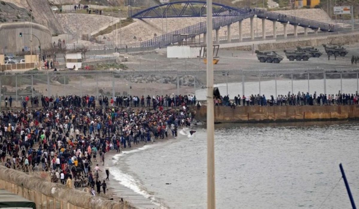 Más de 8.000 inmigrantes nadaron desde Marruecos hasta Ceuta España