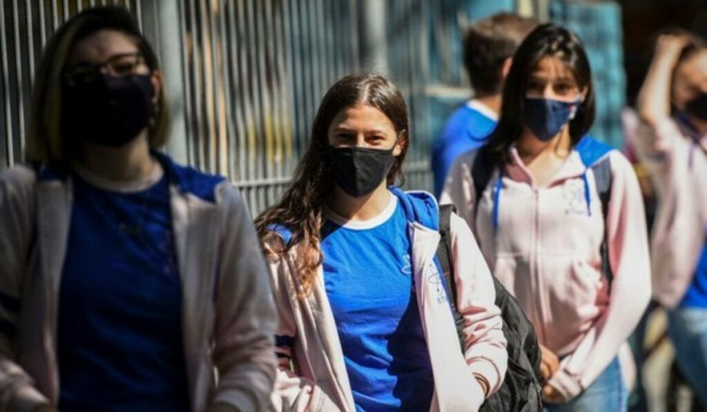 Riesgo alto en México por aumento de jóvenes contagiados de Covid-19