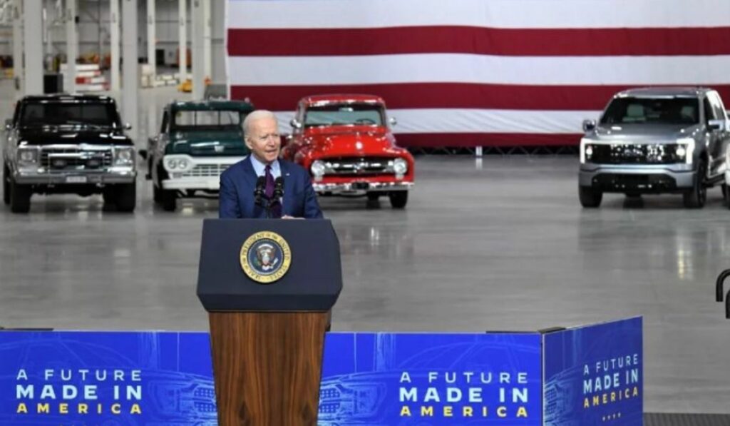 Biden promueve la compra del 50% de autos eléctricos para el 2030