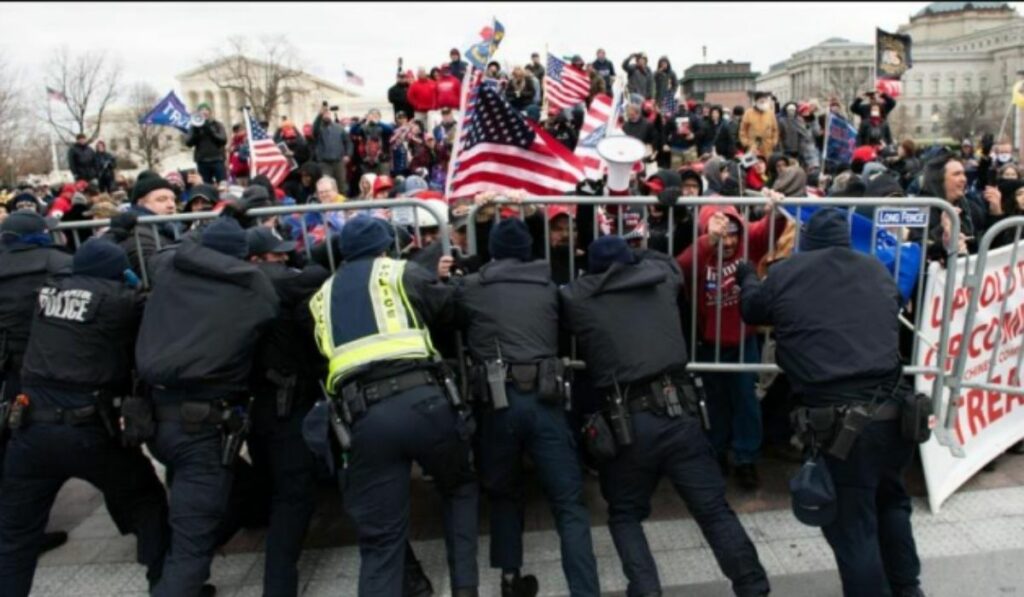 Cuatro policías se han suicidado en EEUU luego del 6 de enero