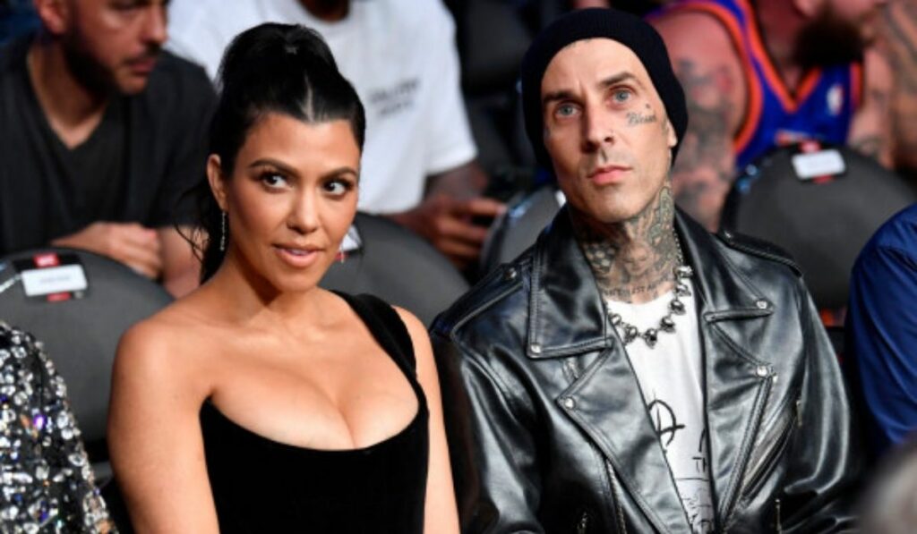 Travis Barker vuela por primera vez desde su trágico accidente gracias a Kourtney Kardashia