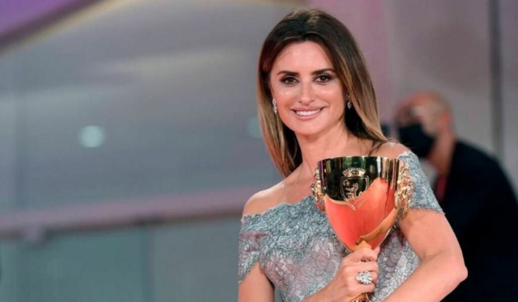 Penélope Cruz es galardonada como mejor actriz en Venecia