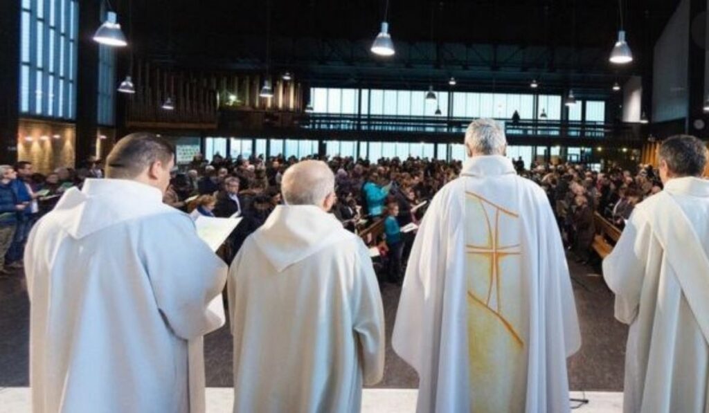 Escándalo del clérigo católico de Francia por abuso sexual a más de 200.000 menores