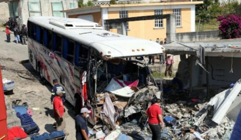 Accidente de autobús de peregrinos en México deja 19 muertos