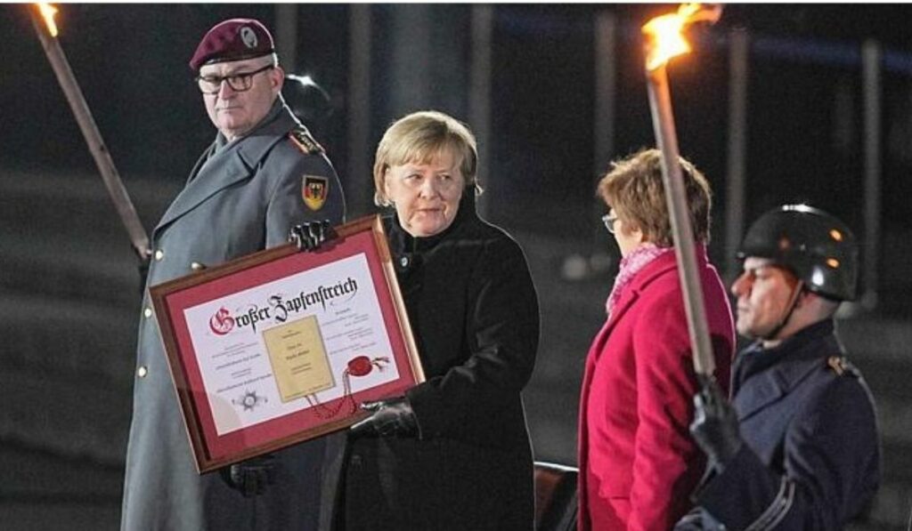 Ángela Merkel se despide de su cargo de Primera Ministra con honores