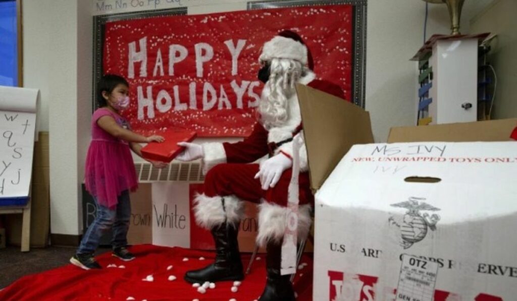 Marines de EEUU ayudan a Santa Claus en el polo norte