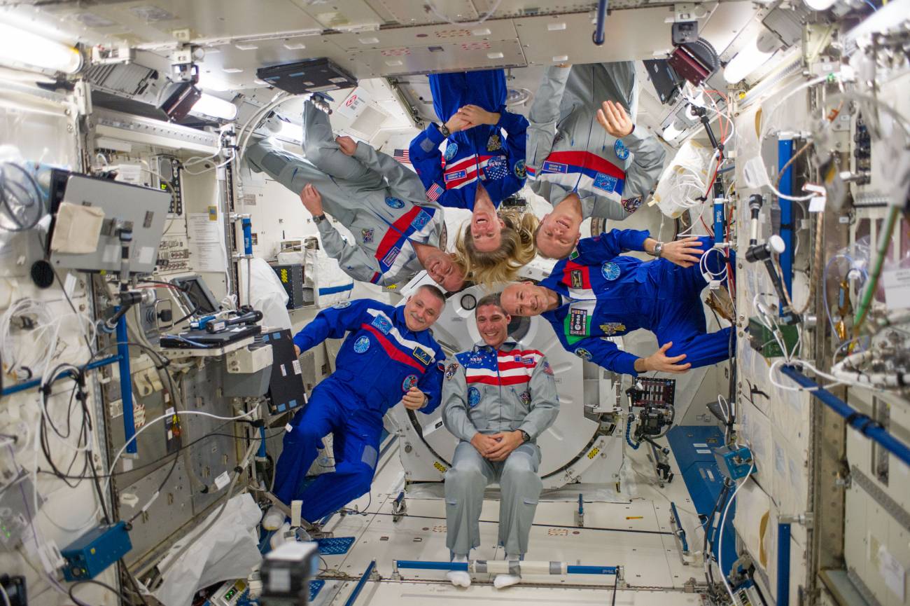 Tripulación de la Estación Espacial Internacional prueban nueva tecnología de enfriamiento de trajes espaciales