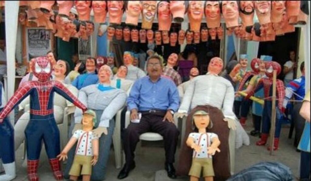 Esto simboliza la tradición de quema de años viejos en America Latina