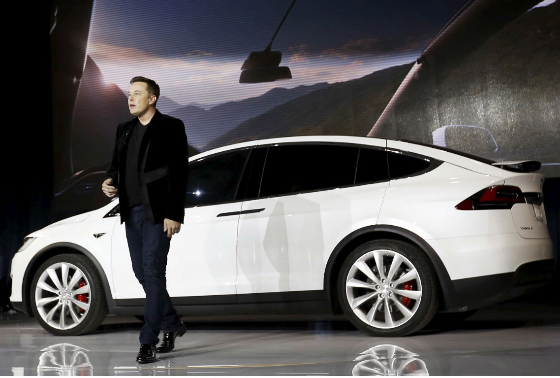 Elon Musk cree en Tesla, robots y automóviles autónomos