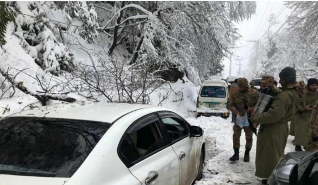 Tras fuerte nevada mueren 22 personas atrapadas en autos en Pakistán