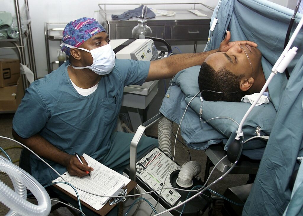 ¿Cómo es reiniciado con exactitud el cerebro humano después de una anestesia?