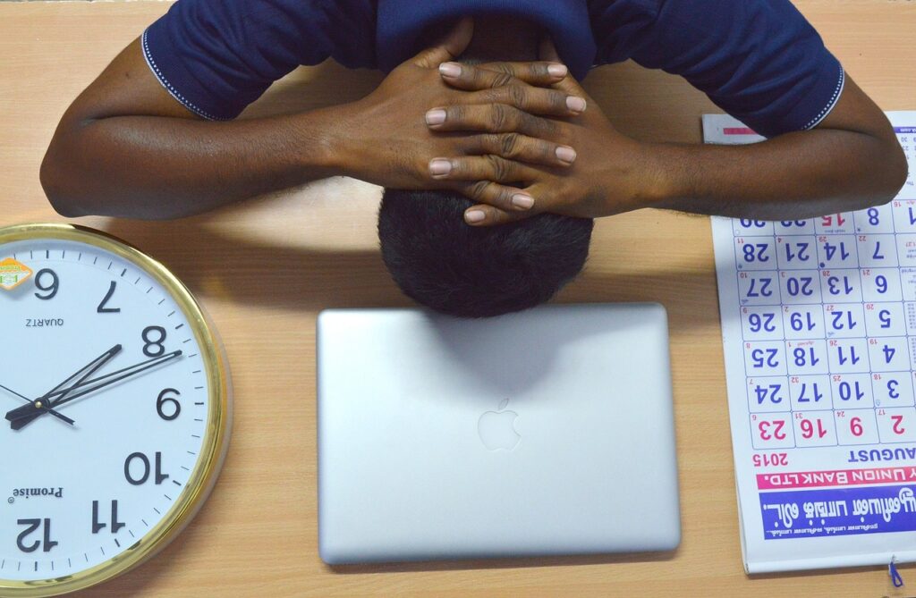Los trabajadores pueden llegar a sufrir una mezcla de estrés y frenesí durante la jornada laboral
