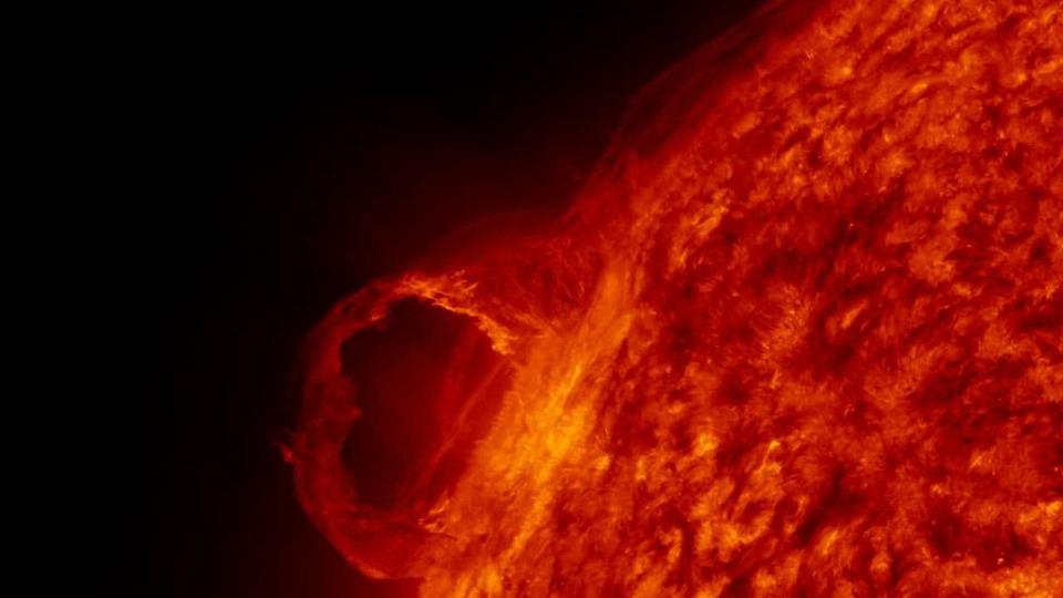 ¿Cuáles son los efectos provocados en la Tierra por una bola de plasma que proviene de una mancha solar?