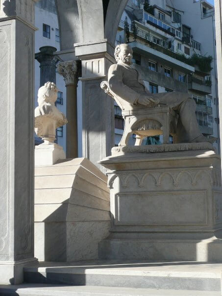 Bóveda del matrimonio Del Carril en el Cementerio de Recoleta