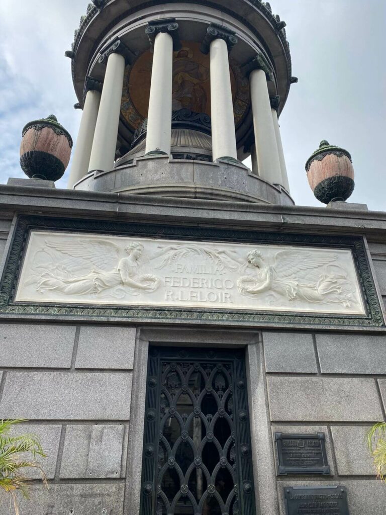 Bóveda de la familia Leloir en el Cementerio de Recoleta