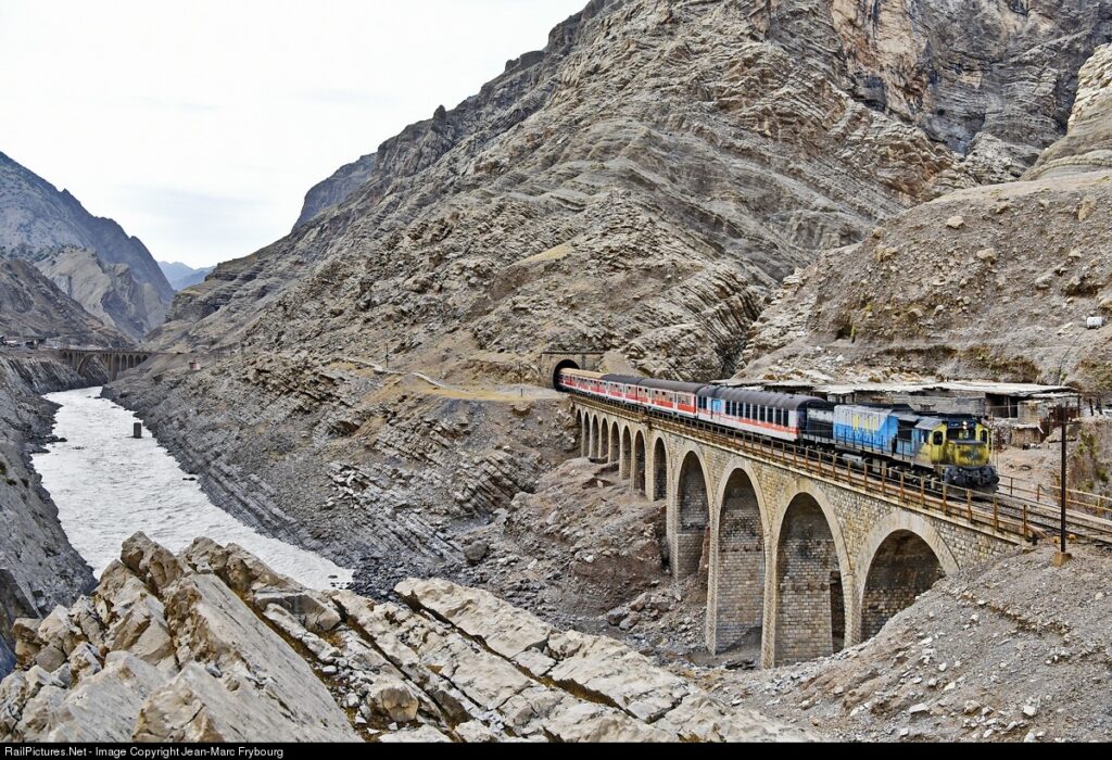 El aporte del ferrocarril Transiraní para comprender un poco al país persa