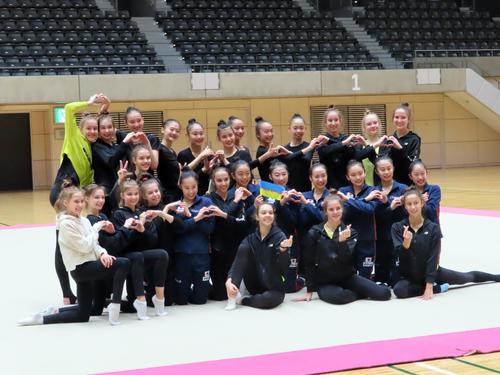La selección ucraniana de gimnasia rítmica practica conjuntamente con la selección japonesa: «Sin sirenas ni bombas» La entrenadora Irina.
