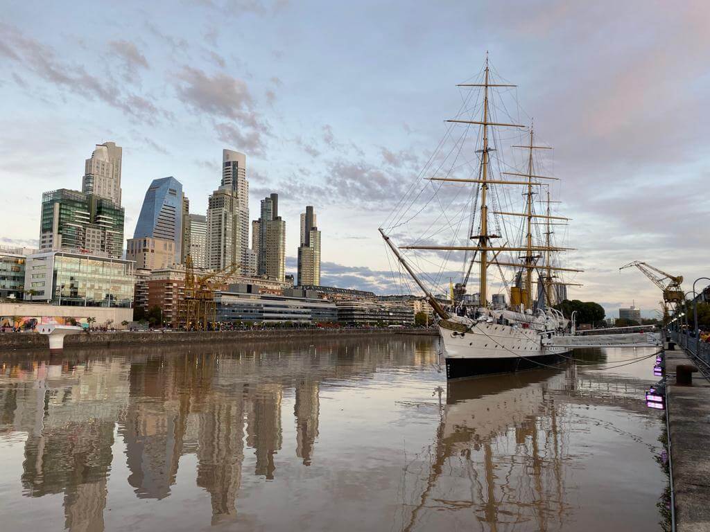 Fragata Sarmiento en el dique 3 de Puerto Madero