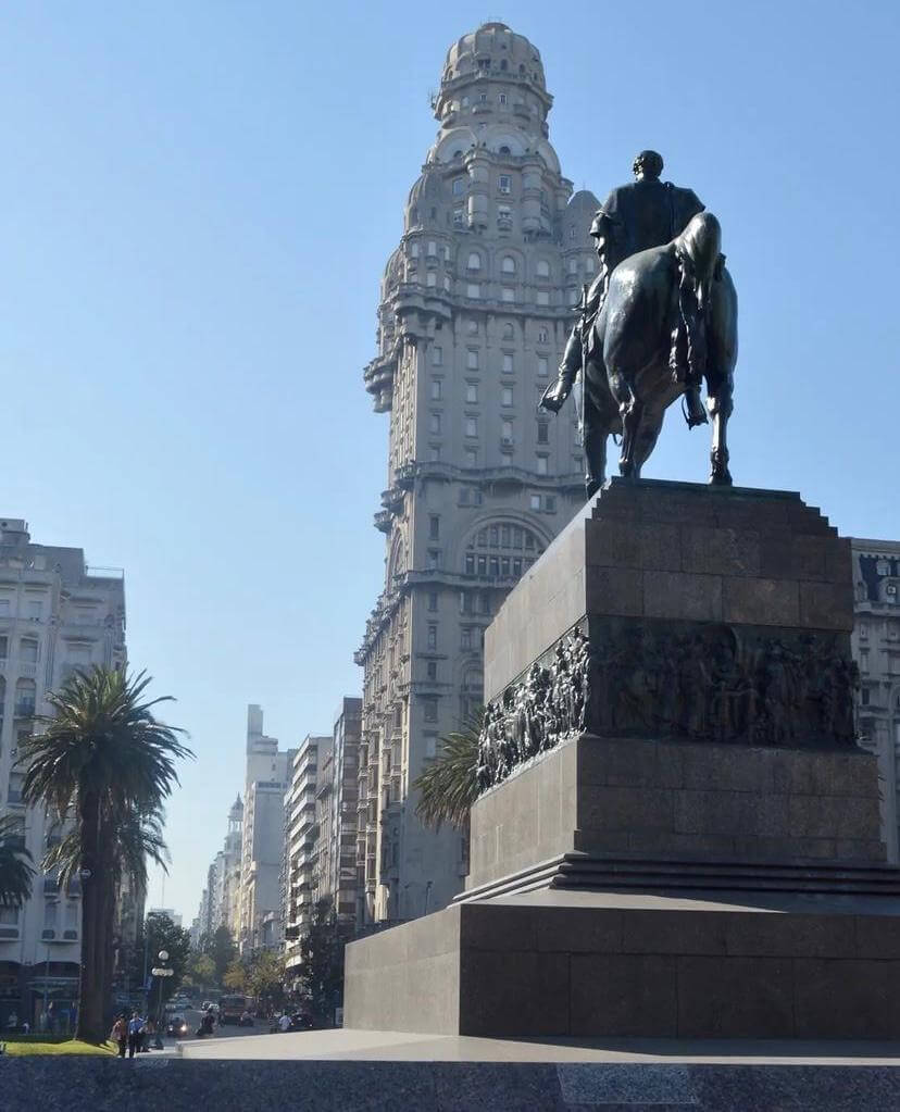 Qué ver en Montevideo: Mausoleo de Artigas y Palacio Salvo