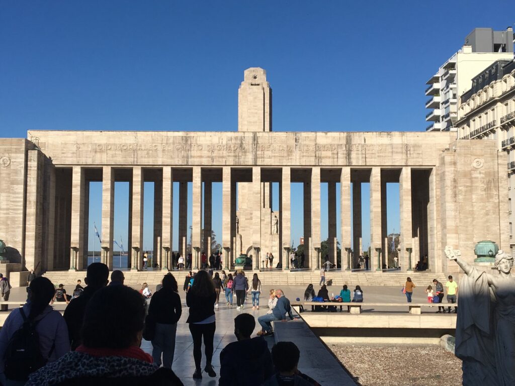 Propileo y torre del Monumento a la Bandera