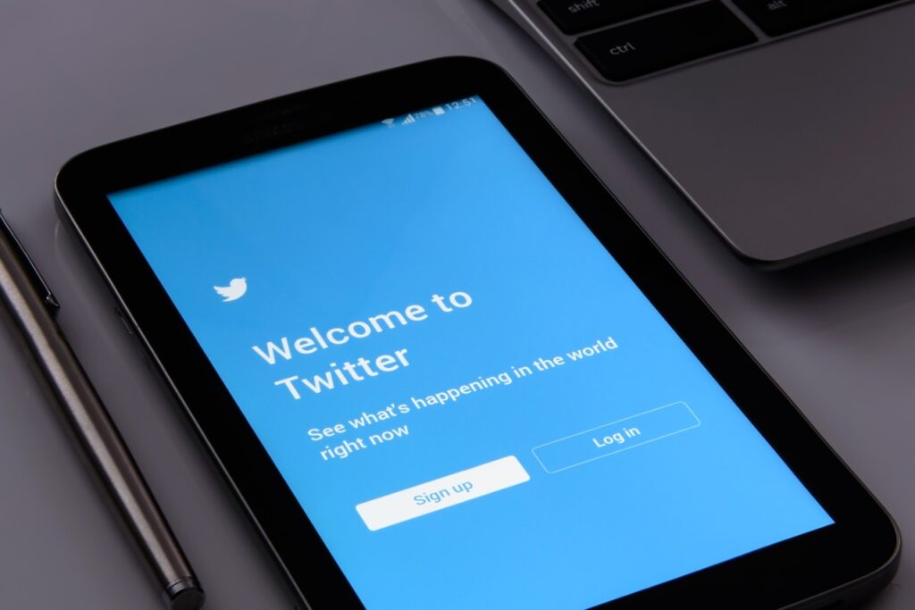 Implementación en 2020 de política de desinformación de covid-19 en Twitter