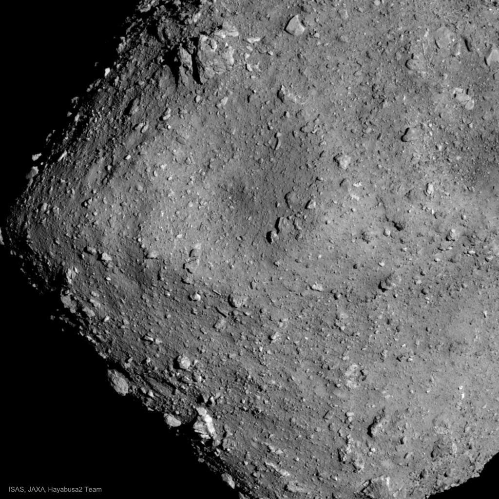 El asteroide Ryugu se encuentra expuesto a condiciones extremas; por el las altas temperaturas del sol, la radiación UV y la expocisión a radiación cósmica en condiciones de alto vacío