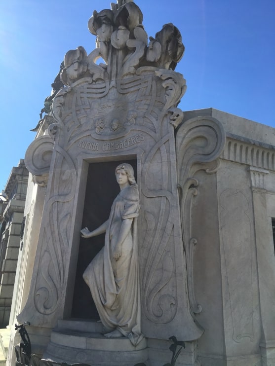 Tumba de Rufina Cambaceres en el Cementerio de Recoleta