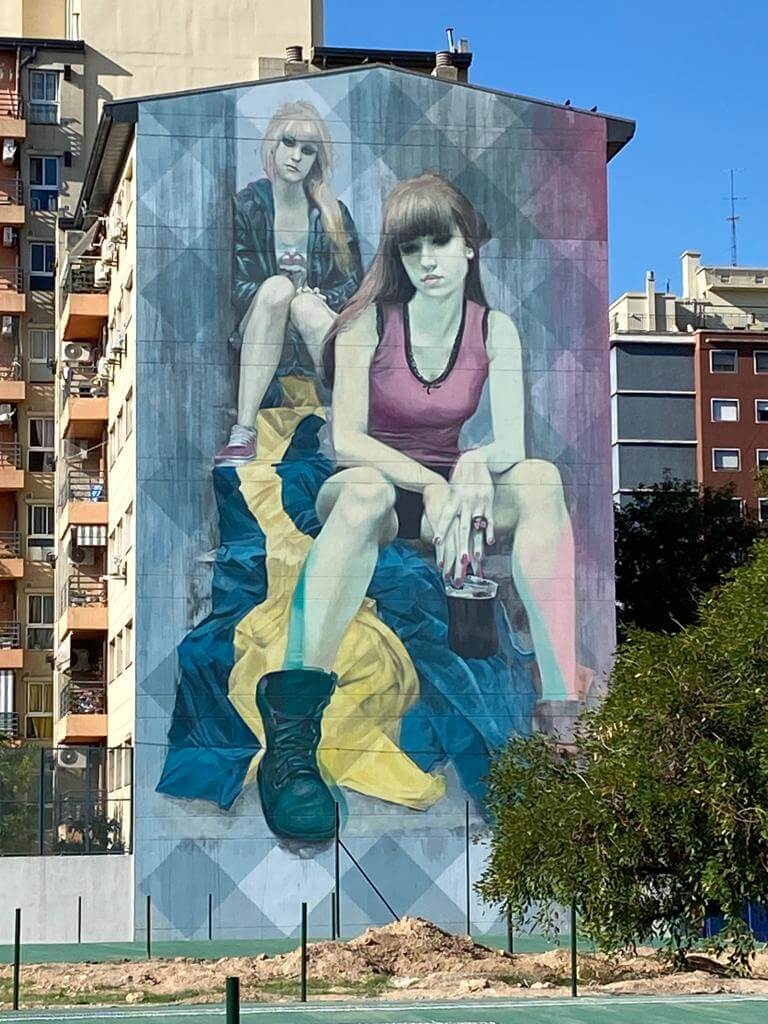Tour de grafitis en Buenos Aires: mural Pibas escuchando el partido de Martín Ron