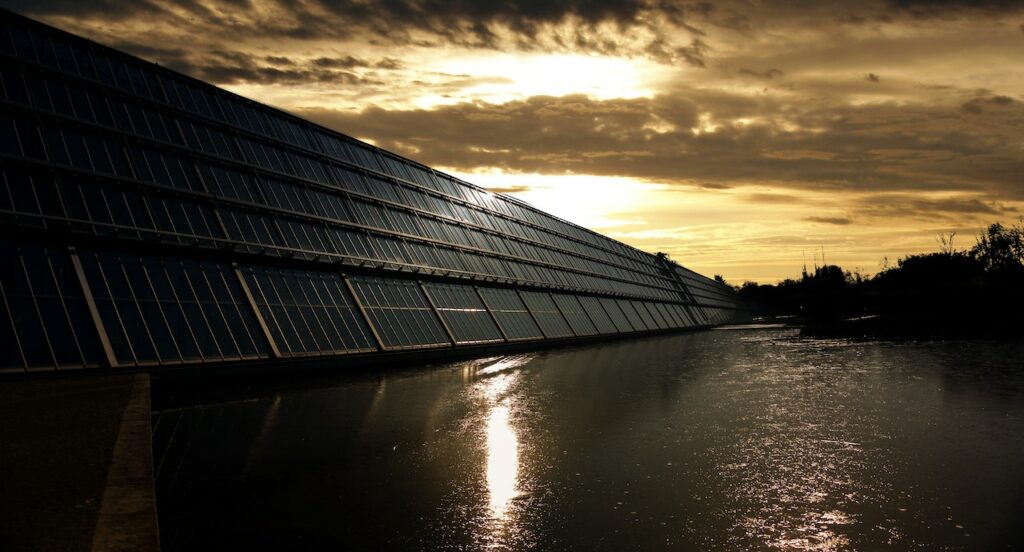 Paneles solares para prevenir la escasez de energía durante las olas de calor