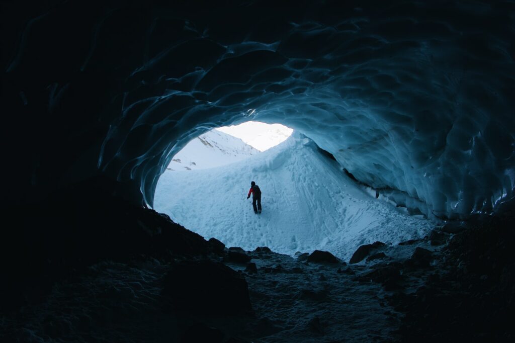 España cuenta con espacios naturales muy hermosos como la cueva de hielo de Peña Castil