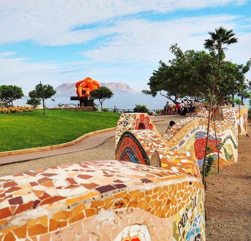 Parque del Amor con la escultura EL BESO al fondo