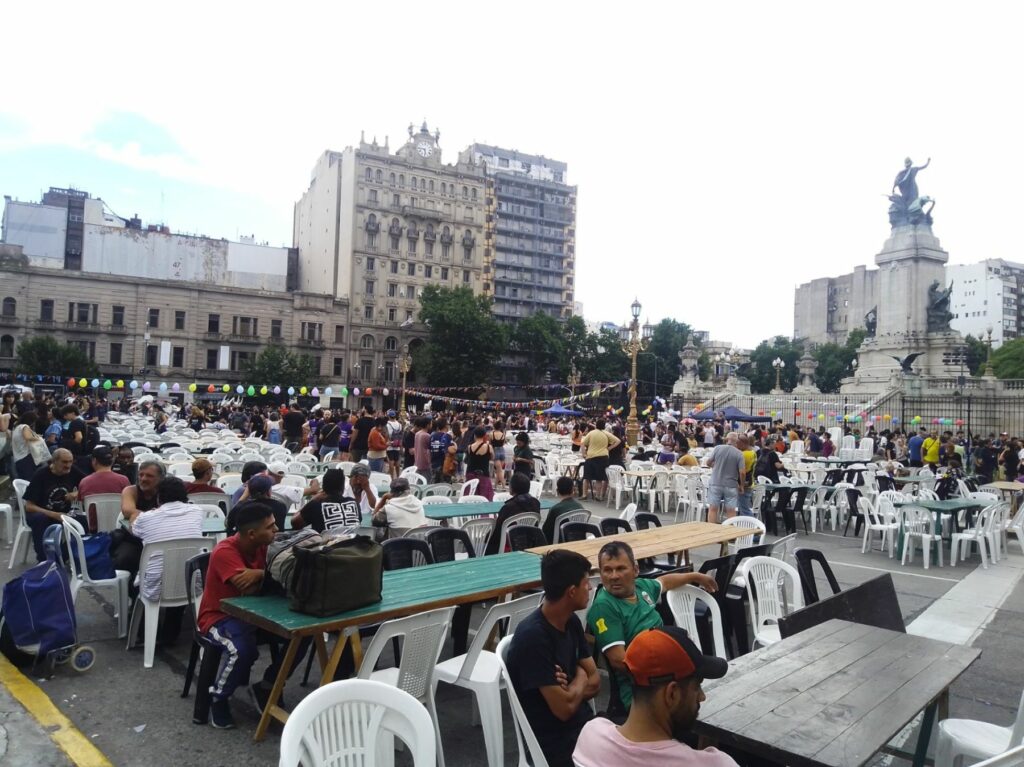 Más de mil voluntarios hicieron posible una gran cena para los que reciben la Navidad sin un techo frente al Congreso argentino